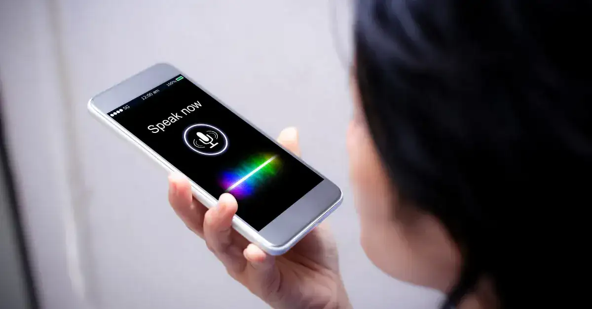 คนกำลังใช้ AI Agent ผ่านโทรศัพท์มือถือ