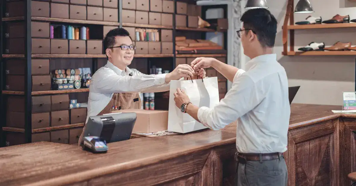 ลูกค้ากำลังซื้อสินค้าจากหน้าร้านถือเป็นหนึ่ง Touch Point